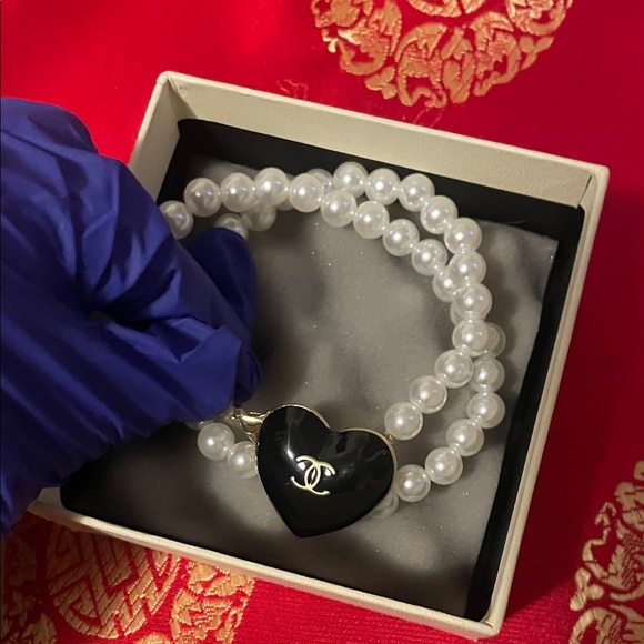 Elegant faux Pearl Necklace with Black Heart Pendant - Picture 15 of 17